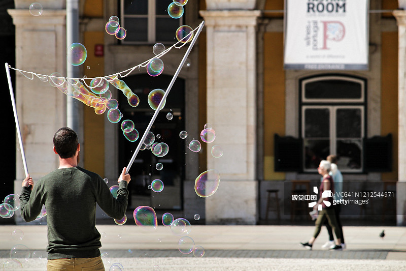 泡泡人在里斯本街头表演图片素材