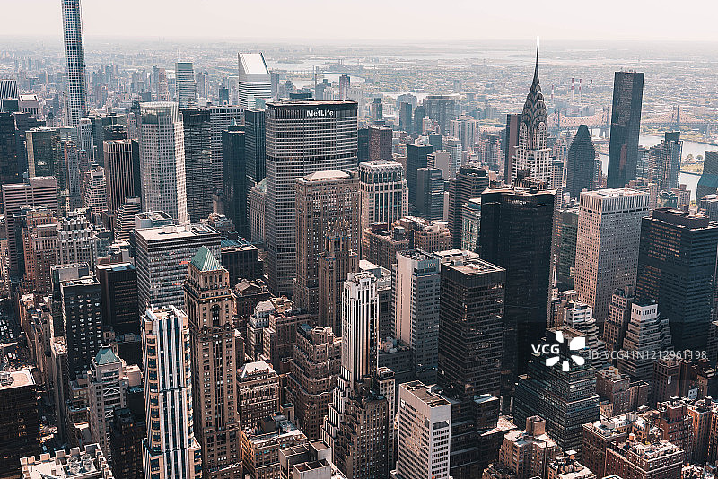 美国纽约上空的曼哈顿天际线图片素材