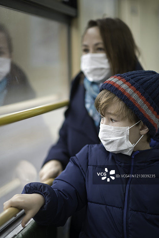 家人在公共汽车上戴着医用防护口罩图片素材
