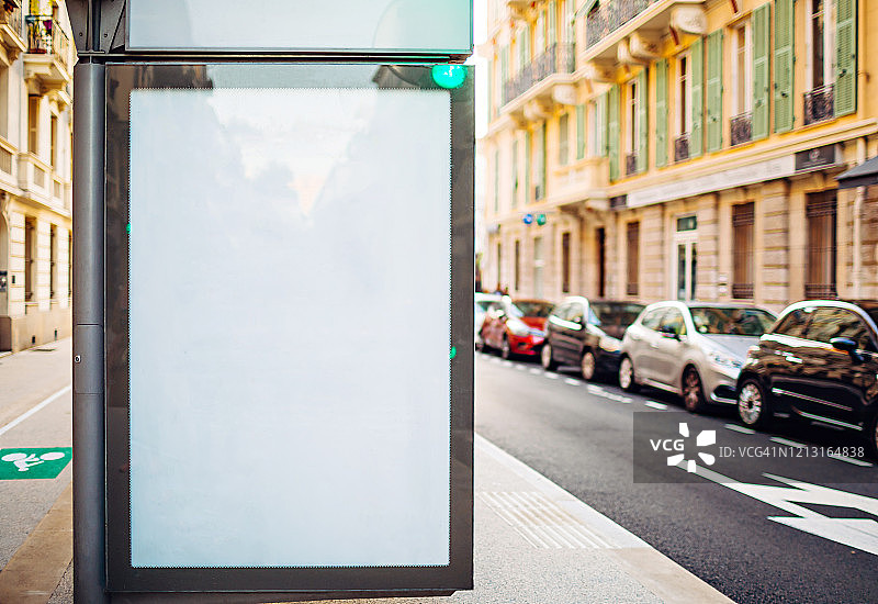 空白垂直灯箱模型在一个公共汽车站在尼斯，法国。所有反射得救。适合任何字母图片素材