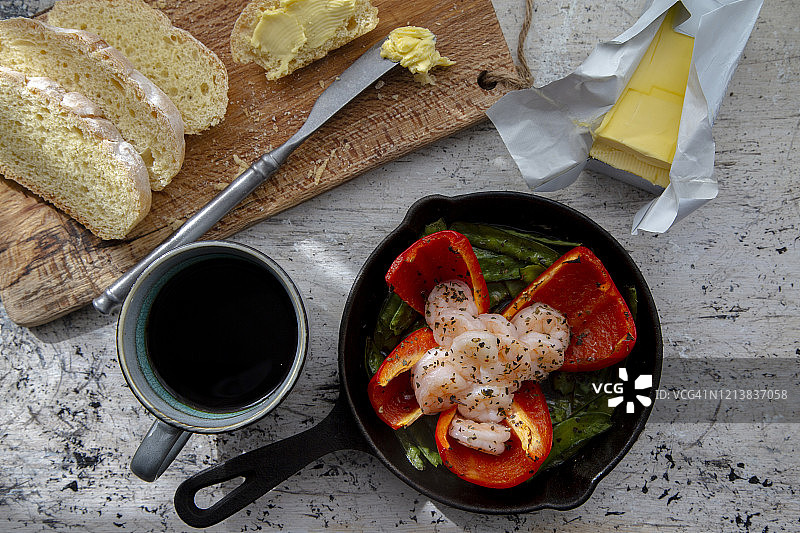 自制早餐:烤面包，红甜椒烤虾图片素材
