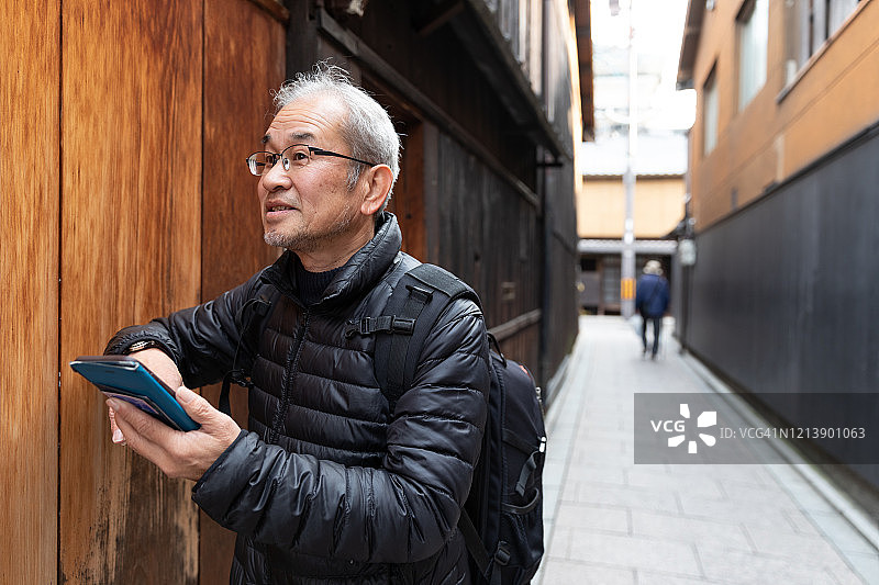 日本老人在老城享受假期图片素材