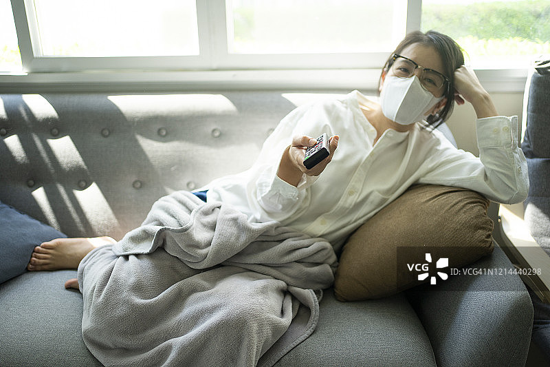 亚洲女性Covid-19(冠状病毒)暴发14天，在家工作图片素材