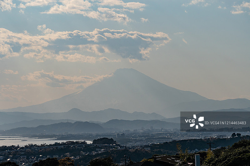 日本神奈川县富士山和海边住宅区的阳光图片素材