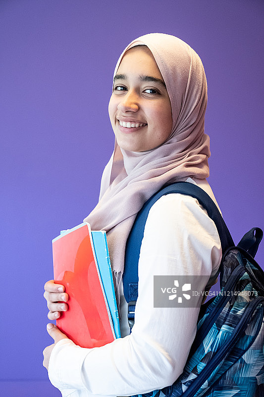 随意的穆斯林阿拉伯学生看起来高兴和微笑图片素材