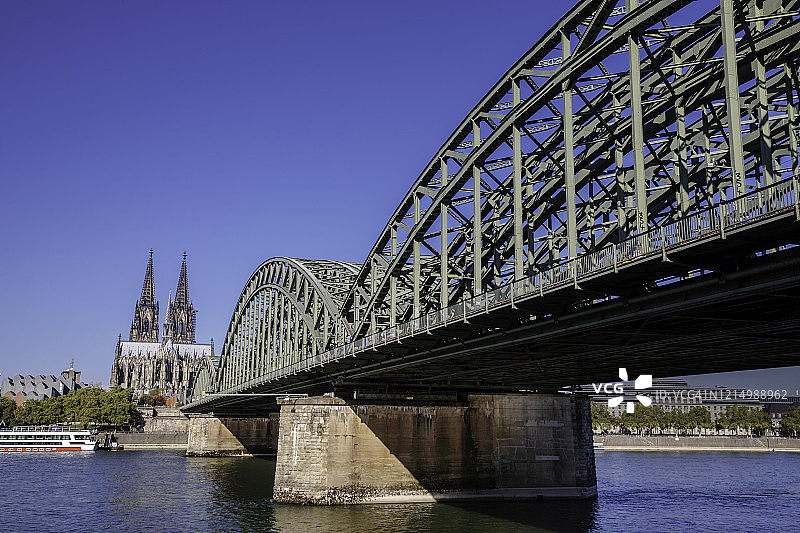 霍亨索伦拱桥横跨莱茵河，朝向科隆大教堂图片素材