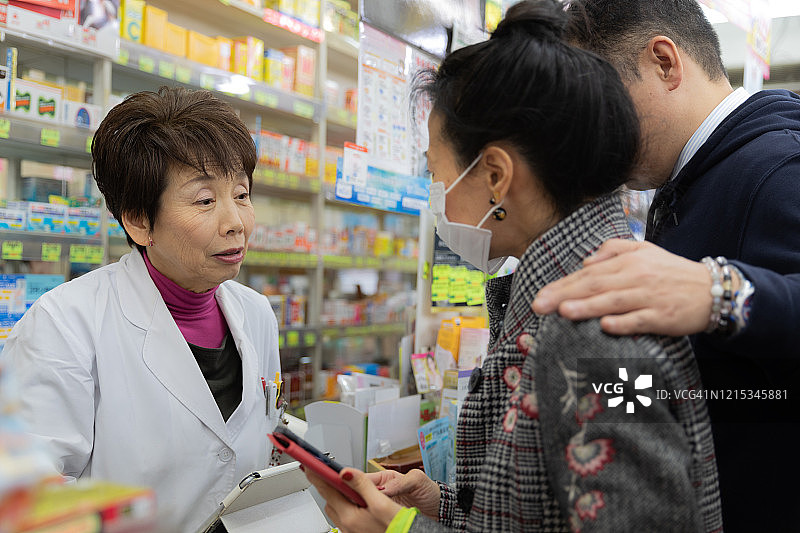 日本女病人在药店购物图片素材