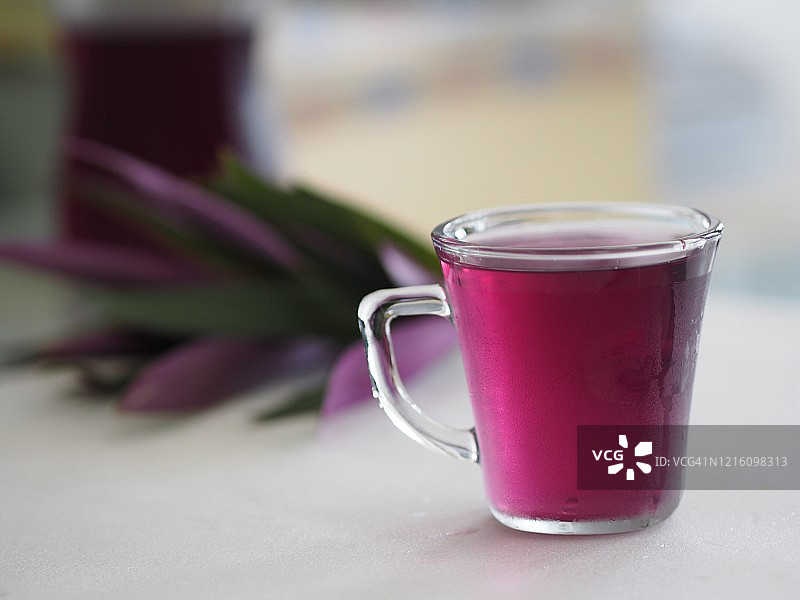 本草汁呈透明玻璃小滴状，沿边沿有凤仙花科的尖叶长，颜色呈紫色图片素材