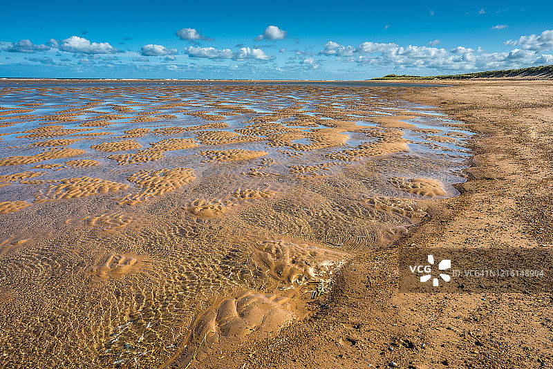 在Holkham湾，北诺福克海岸，东安格利亚，英格兰，英国Barnham Overy stathe海滩在退潮时的潮池。图片素材