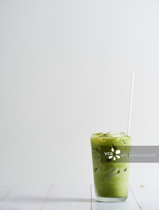 一杯冰抹茶拿铁绿茶。图片素材