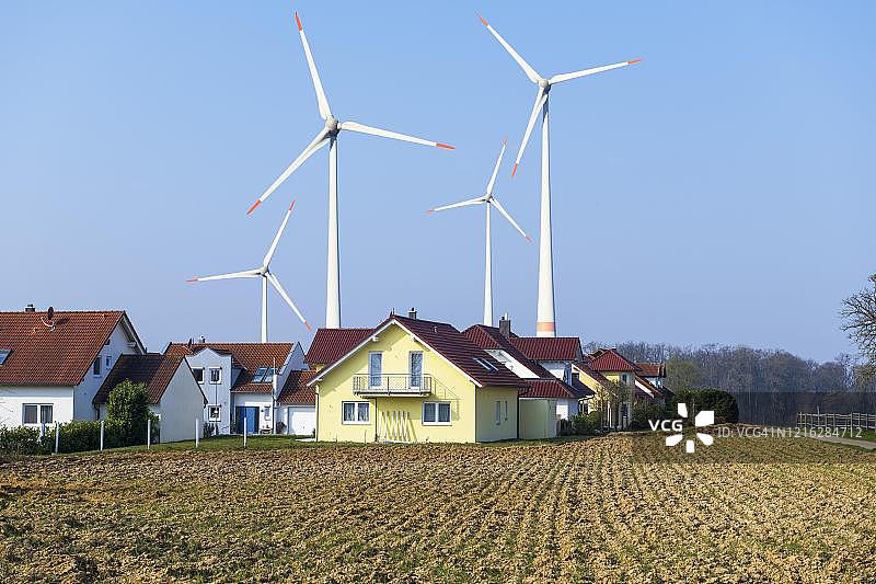 数字合成，带有风力涡轮机的新住宅区，风力发电厂，巴登-符腾堡，德国图片素材