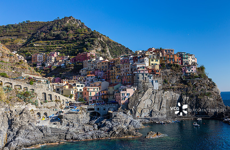 意大利拉斯佩齐亚的五楼海岸和充满活力的彩色房屋小镇图片素材