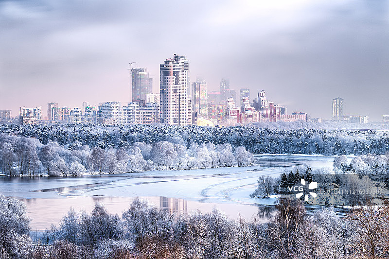鸟瞰图白雪皑皑的莫斯科在冬季图片素材