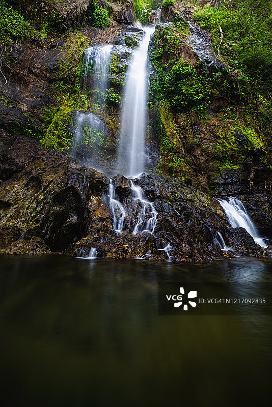 泰国南部瀑布的自然景观和宁静风光。在Sri Phang Nga国家公园的户外探险和暑假图片素材