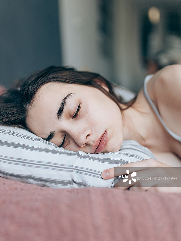 年轻美丽的女人睡觉的特写图片素材