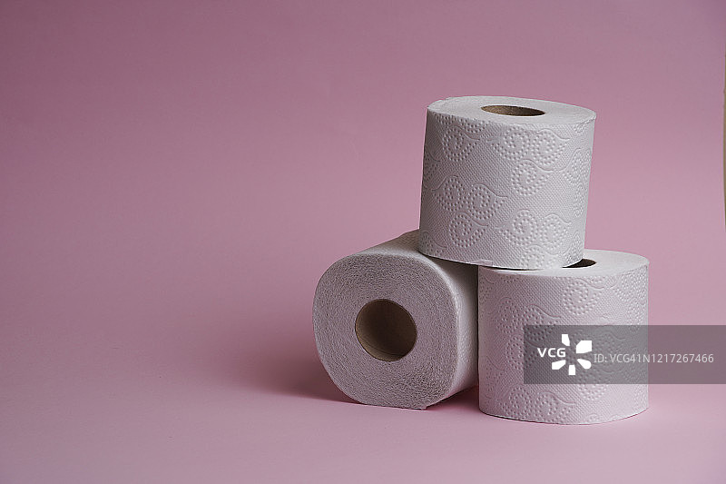 粉色背景的厕纸卷。卫生的纸一样柔软。图片素材