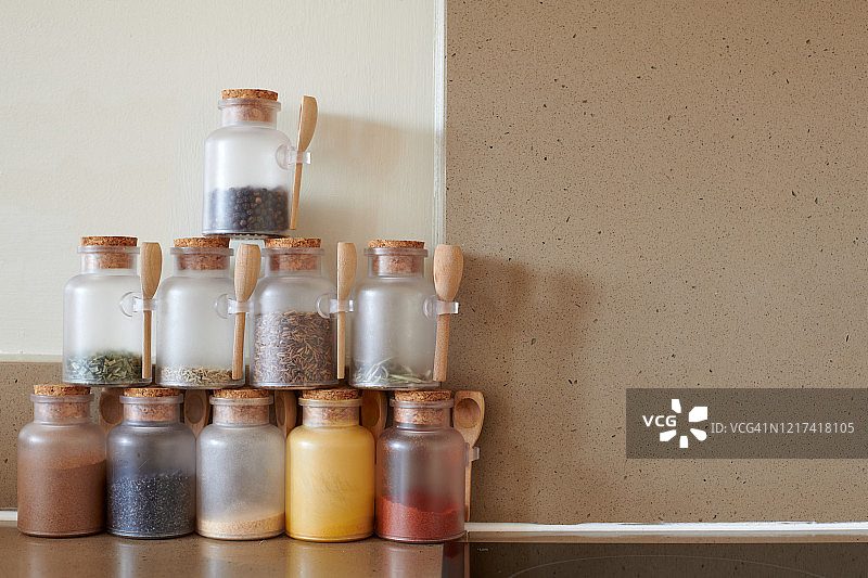 丰富多彩的混合香料在vintage jar细节图片素材