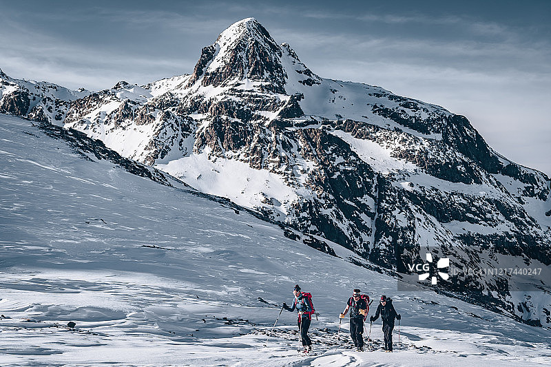 偏远地区的滑雪者登山图片素材