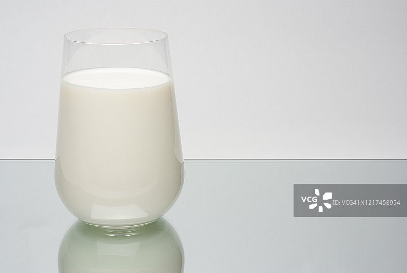 在杯子里放牛奶开菲尔奶油图片素材