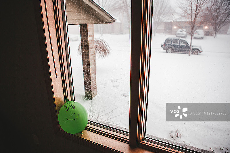 气球落在窗台上图片素材