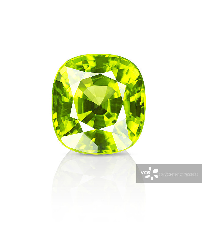 闪光的淡绿色橄榄石宝石躺在白色的表面上的一个下降的阴影和反射的特写正面视图图片素材