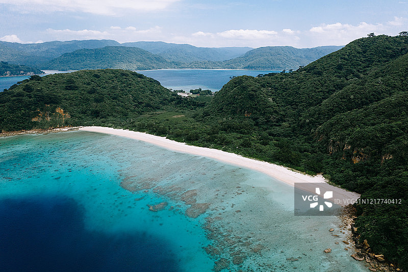 鸟瞰图的热带海滩与珊瑚礁，冲绳，日本图片素材