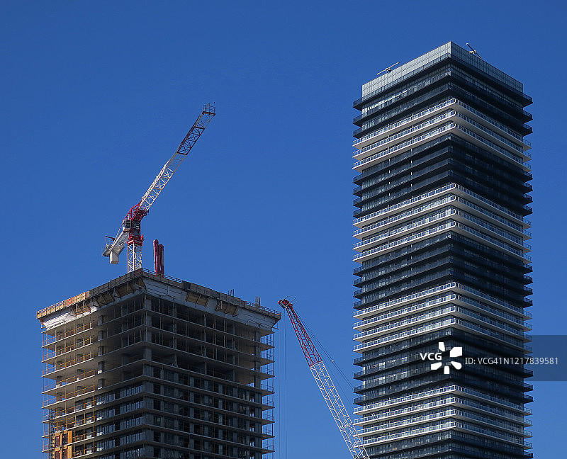完工住宅楼旁的摩天大楼图片素材