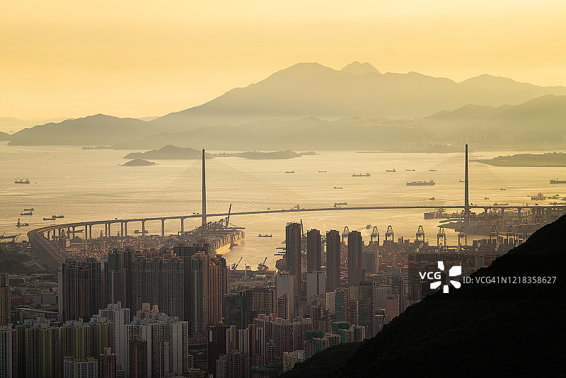 夕阳下的香港港湾区和吊桥，从狮子山眺望。图片素材
