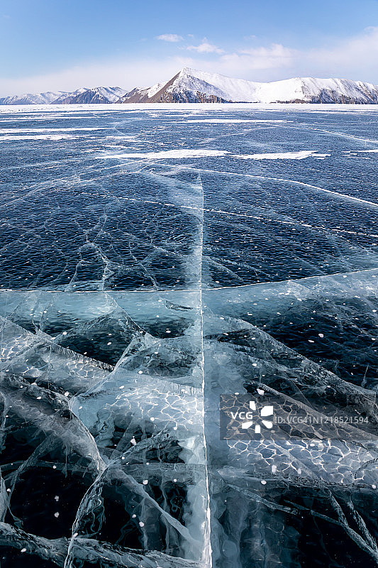 贝加尔湖冬天的冰和裂缝图片素材