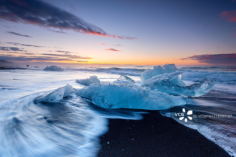 早上的钻石海滩海景，冰岛Jokulsarlon冰川泻湖。图片素材