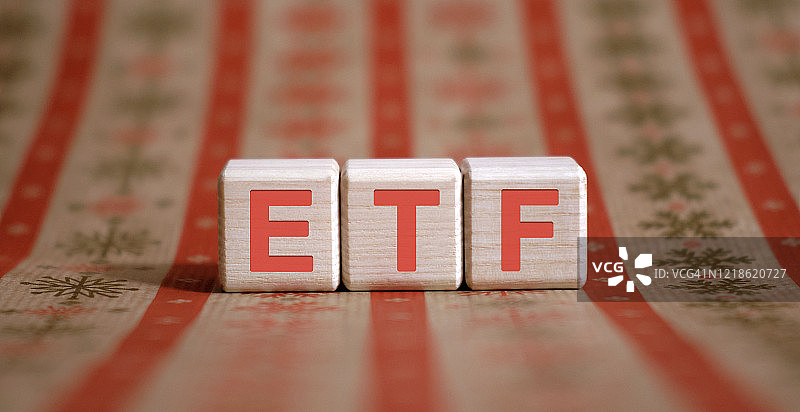 ETF -交易所交易基金-金融业务概念。彩色桌子上的木立方体。图片素材