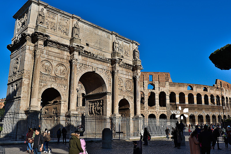 图拉真的拱门。图拉真拱门和罗马圆形大剧场建在同一个广场上图片素材