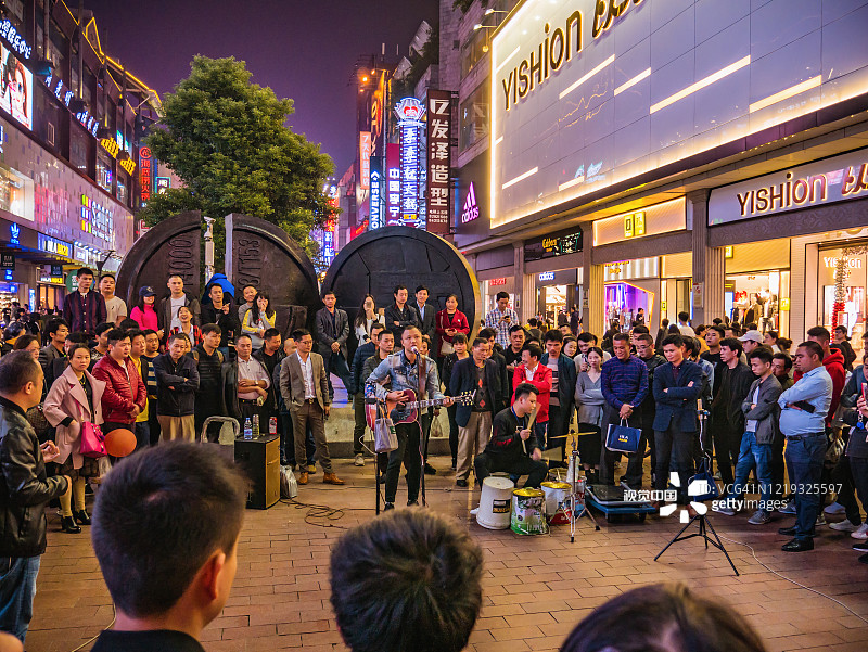 在中国长沙市黄星步行街，陌生的街头艺人在唱歌。长沙是中国湖南省的省会和人口最多的城市图片素材
