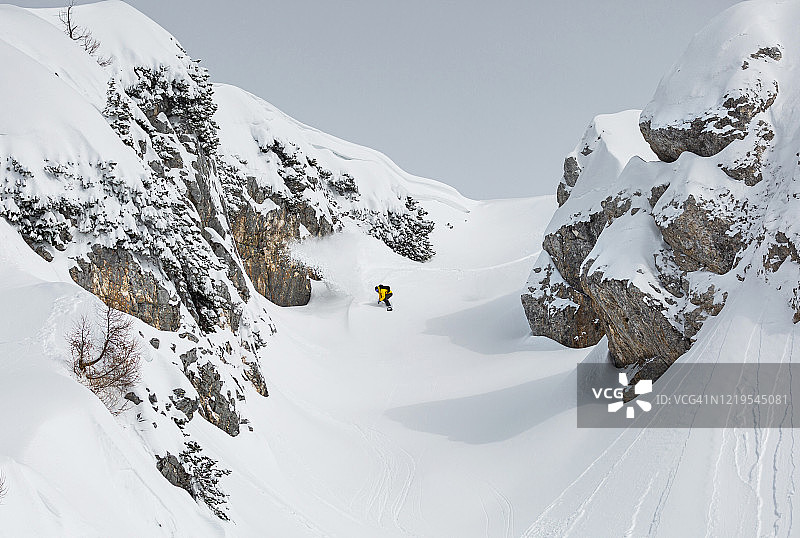 滑雪者在冬季享受高山地形图片素材