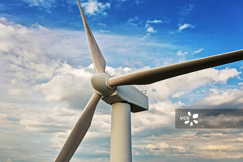 风力涡轮机螺旋桨与蓝天和云，可再生能源，特写图片素材