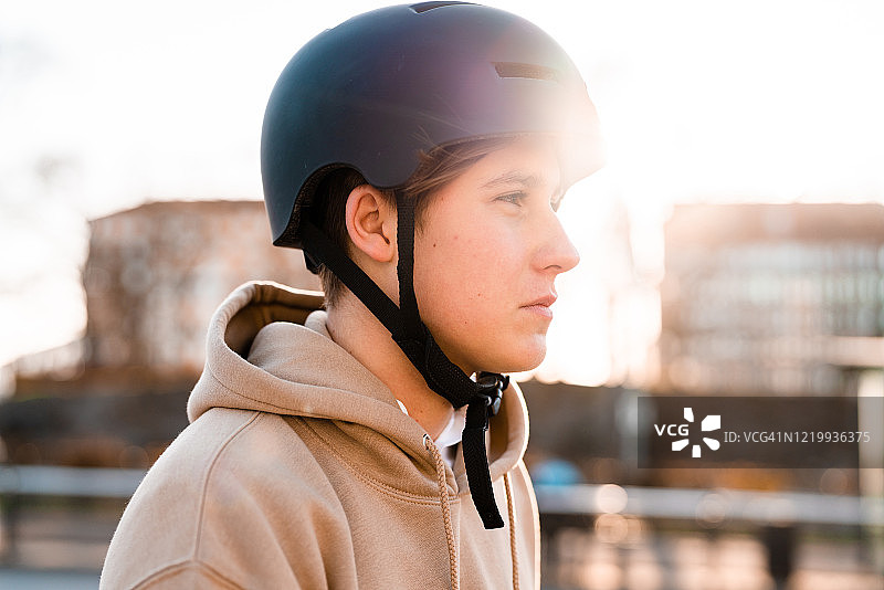 在城市里戴着运动头盔的青少年图片素材