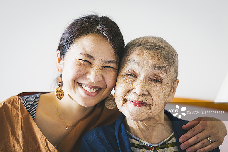身患癌症的老母亲和她的中年女儿的肖像图片素材