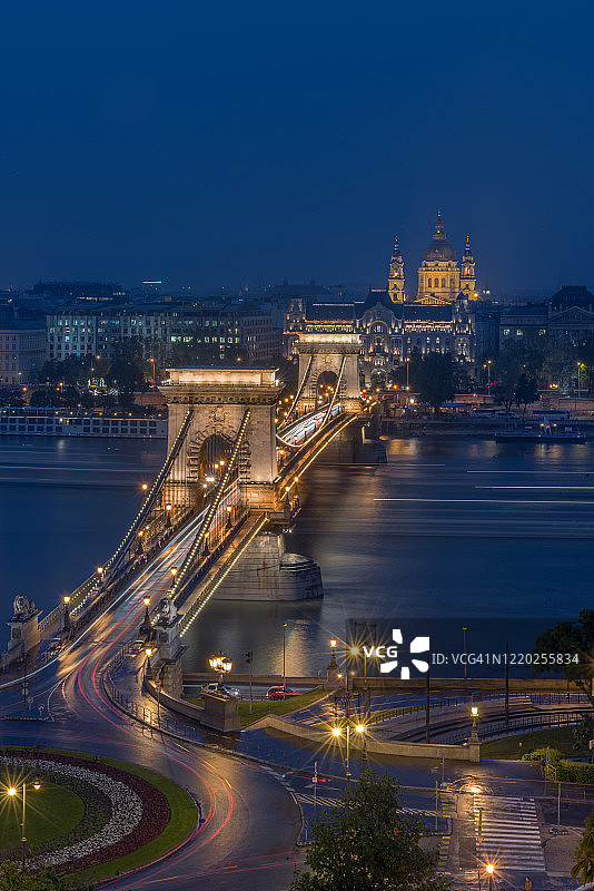 匈牙利布达佩斯，匈牙利议会、铁链桥和多瑙河的日落场景图片素材
