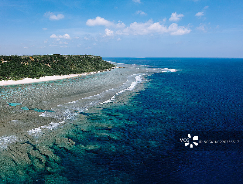 鸟瞰图的边缘珊瑚礁和热带水域，冲绳，日本图片素材