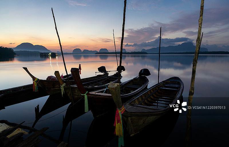 普吉岛攀佳湾Baan sam chong渔村的日出美景。图片素材
