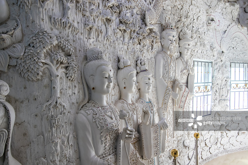 2020年1月19日，泰国北部清莱省Rimkok区:华Pla Kang Wat Huay Pla Kang观音纪念碑顶楼美丽的灰泥装饰。(选择性聚焦)图片素材