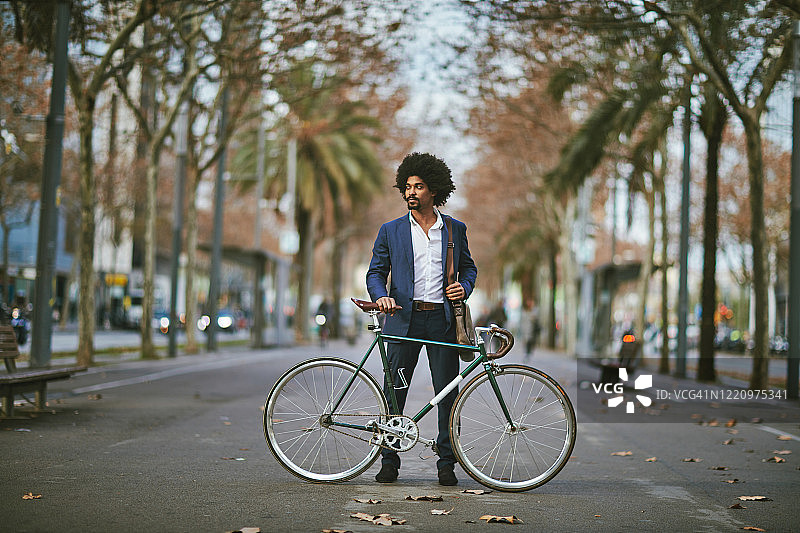 户外肖像的非洲加勒比商人与自行车图片素材