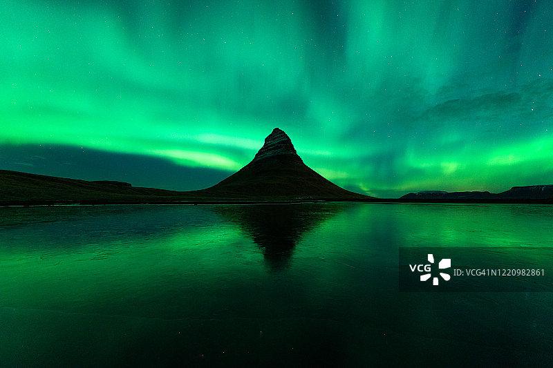 冰岛Kirkjufell山的北极光图片素材