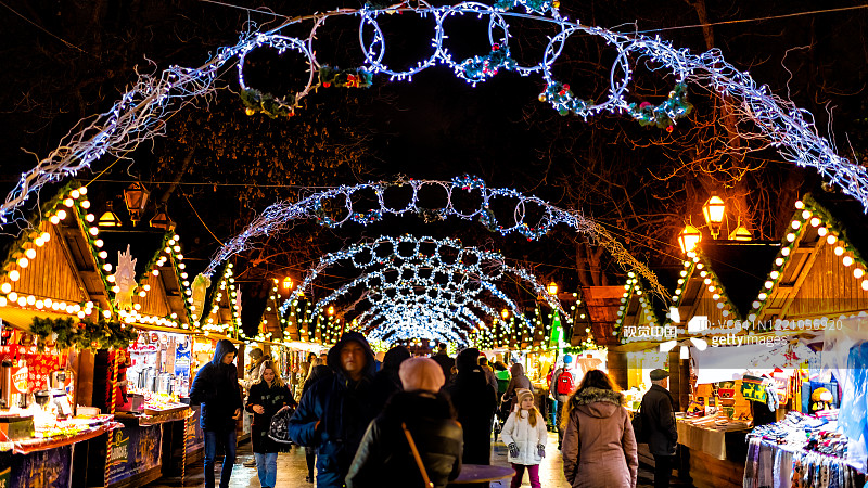 历史悠久的乌克兰利沃夫古城，人们走过圣诞市场图片素材