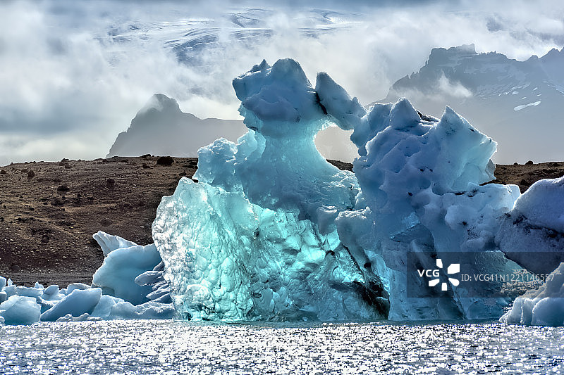 冰岛。冰山在Jokulsarlon冰川泻湖图片素材