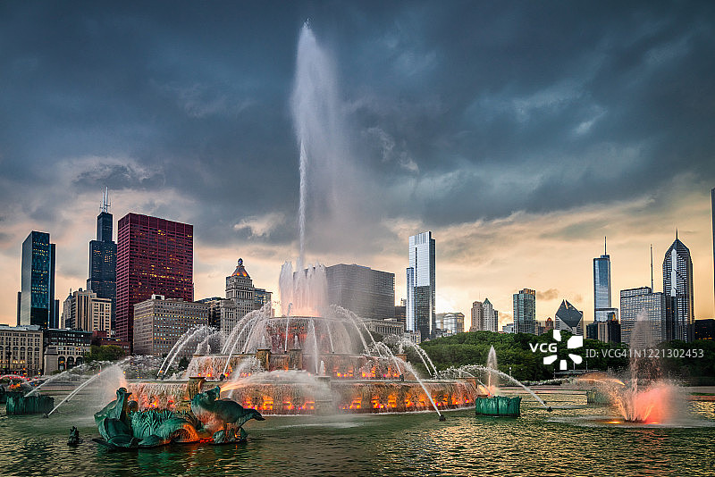 芝加哥壮观的云景在白金汉喷泉格兰特公园和天际线图片素材