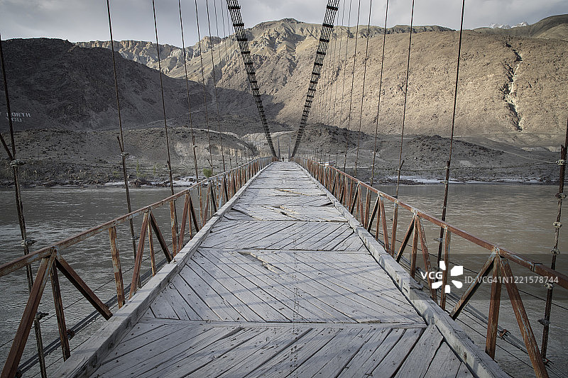 横跨印度河的桥梁图片素材