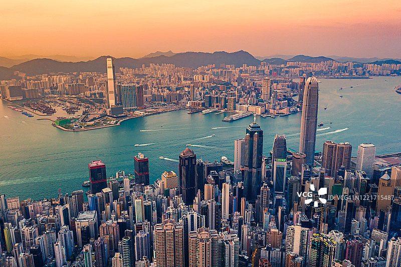无人机从维多利亚港观看香港日落图片素材