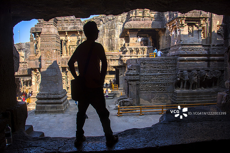 后视图剪影游客在凯拉萨寺，艾罗拉洞穴，印度。图片素材
