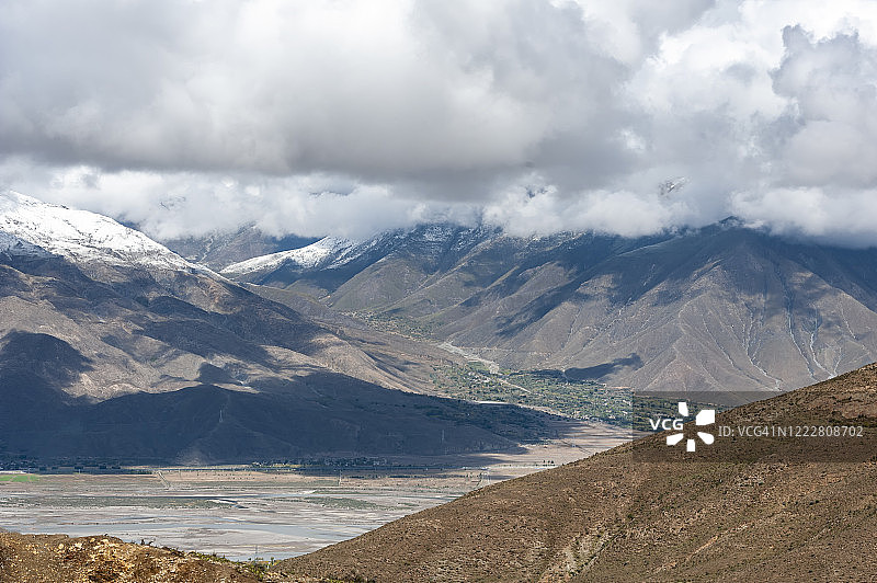 中国西藏的高山和雪峰图片素材